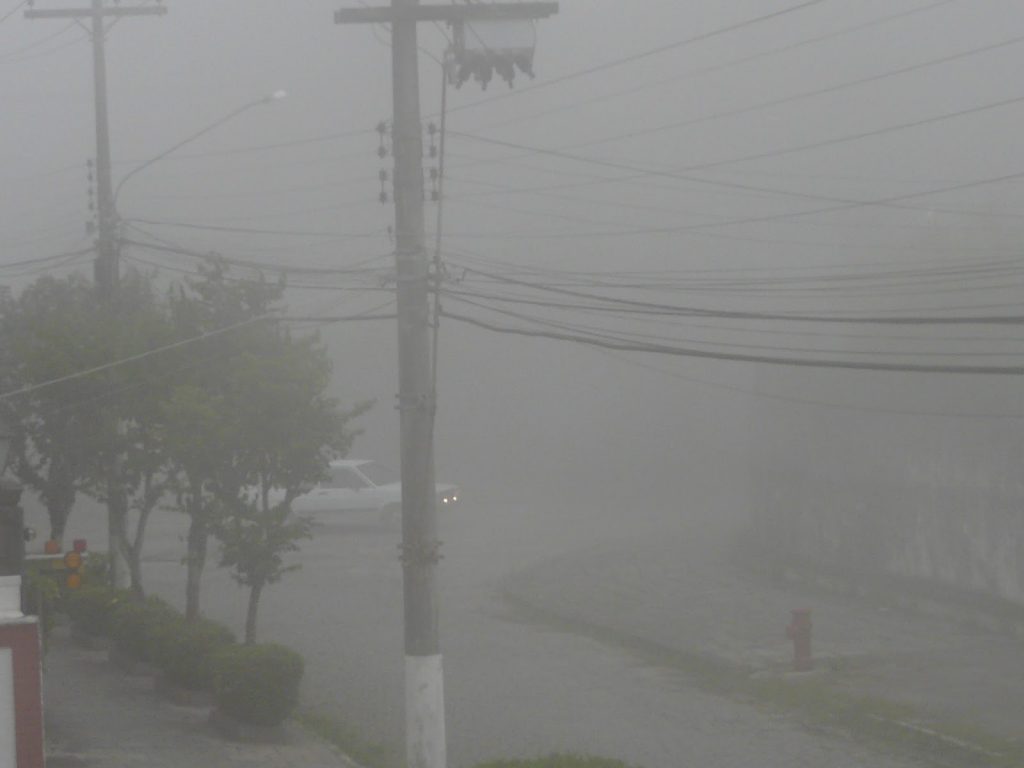 O ruço ou neblina, cobrindo a cidade.