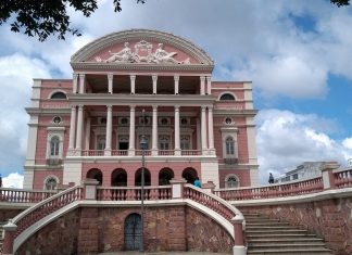 Manáos ou Manaus, a Paris dos trópicos Manáos ou Manaus, a Paris dos trópicos.