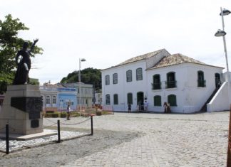 Laguna, SC: tem farol, tem mar, tem história Laguna Santa Catarina