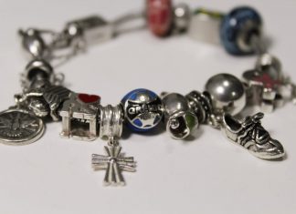 Destinos inesquecíveis eternizados em berloques de viagem Berloques de Viagem